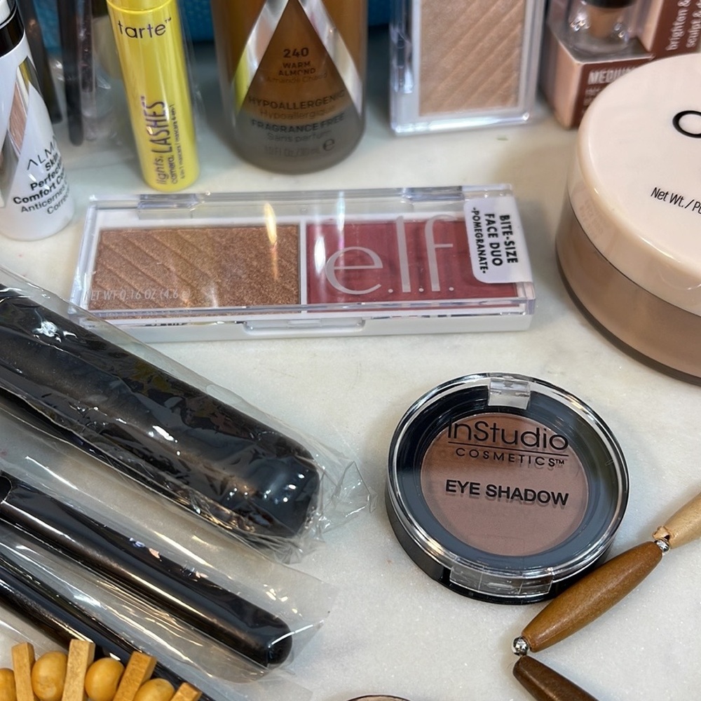 MAKUP - Picture 5 of 10